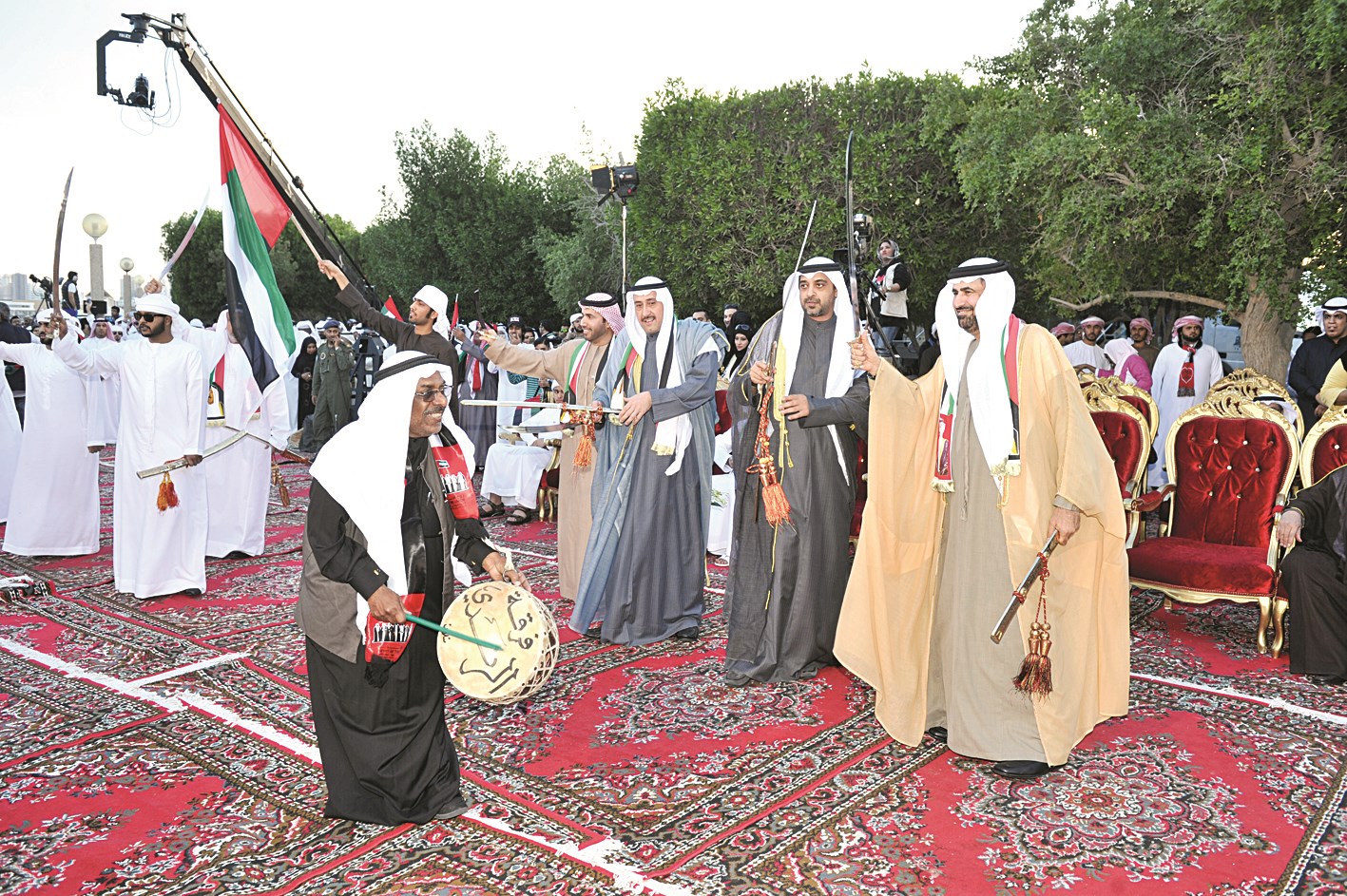 العبدالله يؤدي العرضة مع كبار الحضور