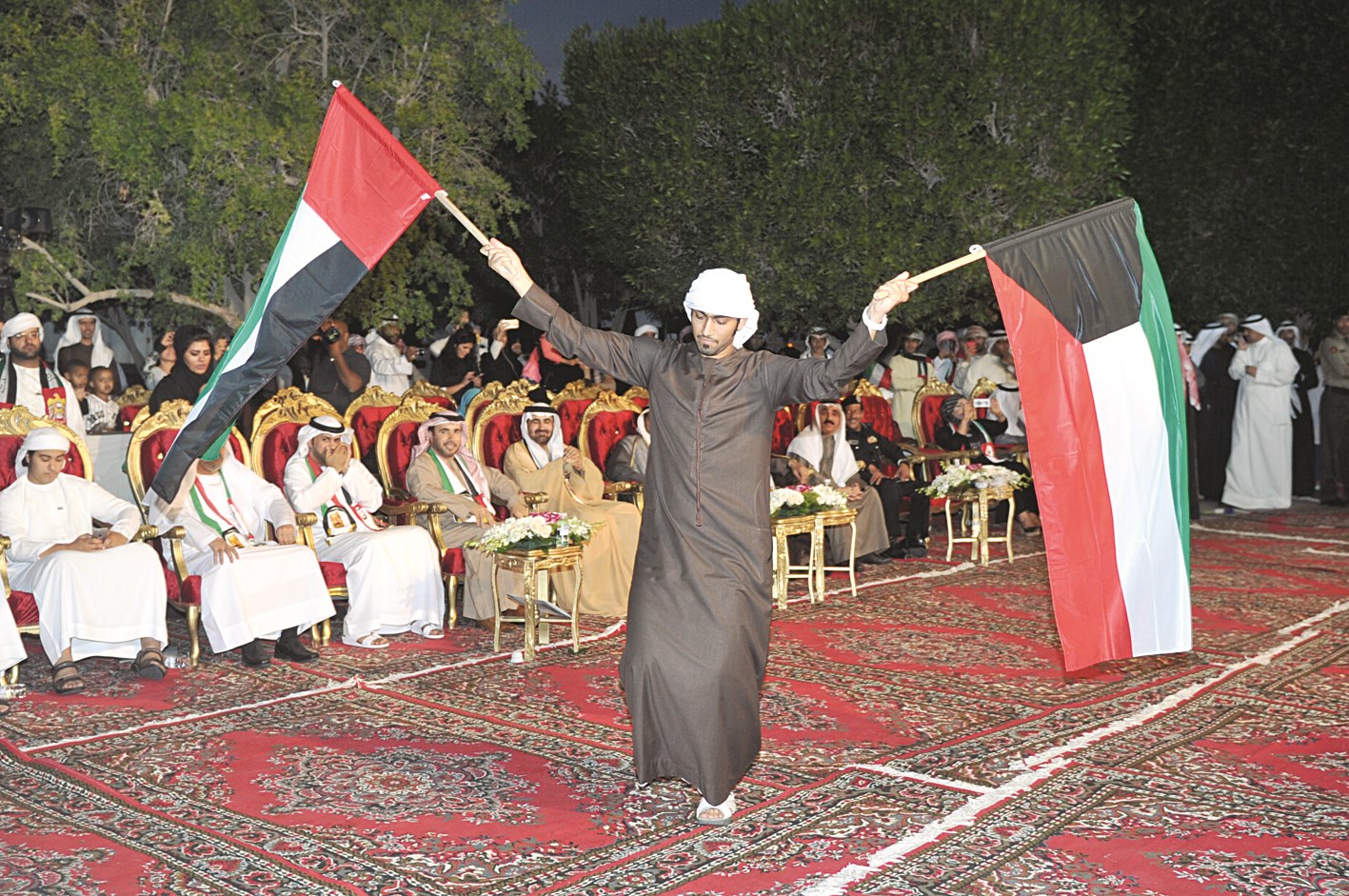 العلمان الكويتي والإماراتي ... يرفرفان