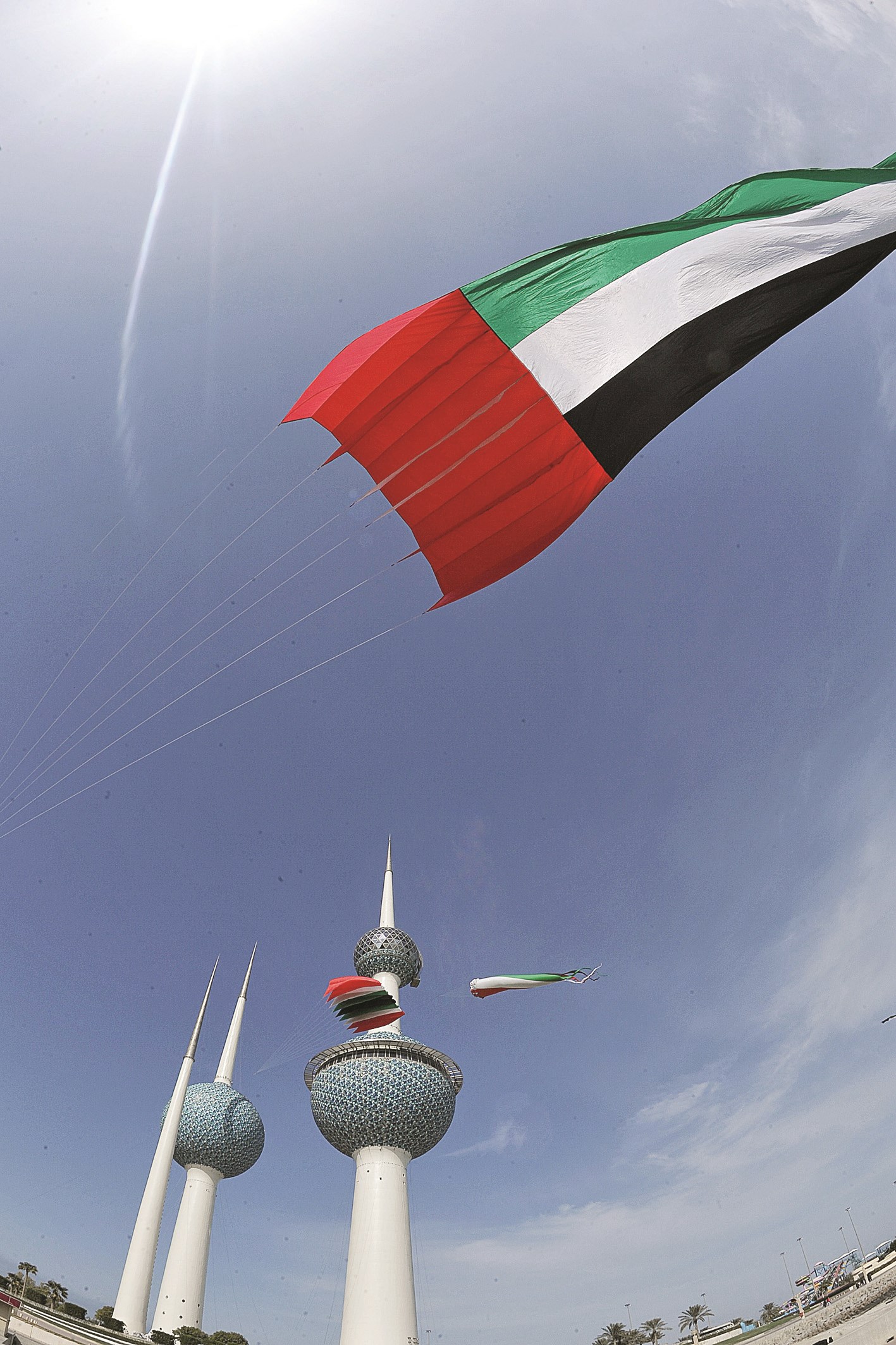 علم الإمارات يعانق أبراج الكويت         (تصوير جاسم بارون)