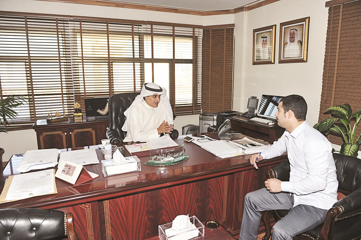 المنفوحي متحدثاً للزميل محمد أنور (تصوير نور هنداوي)