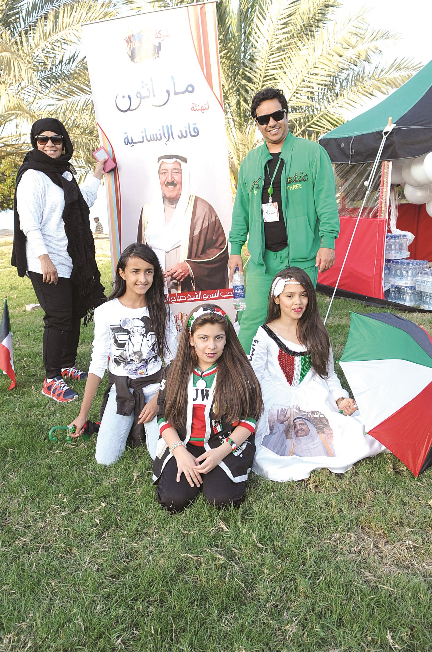 أسرة فرحة بـ «قائد الإنسانية»