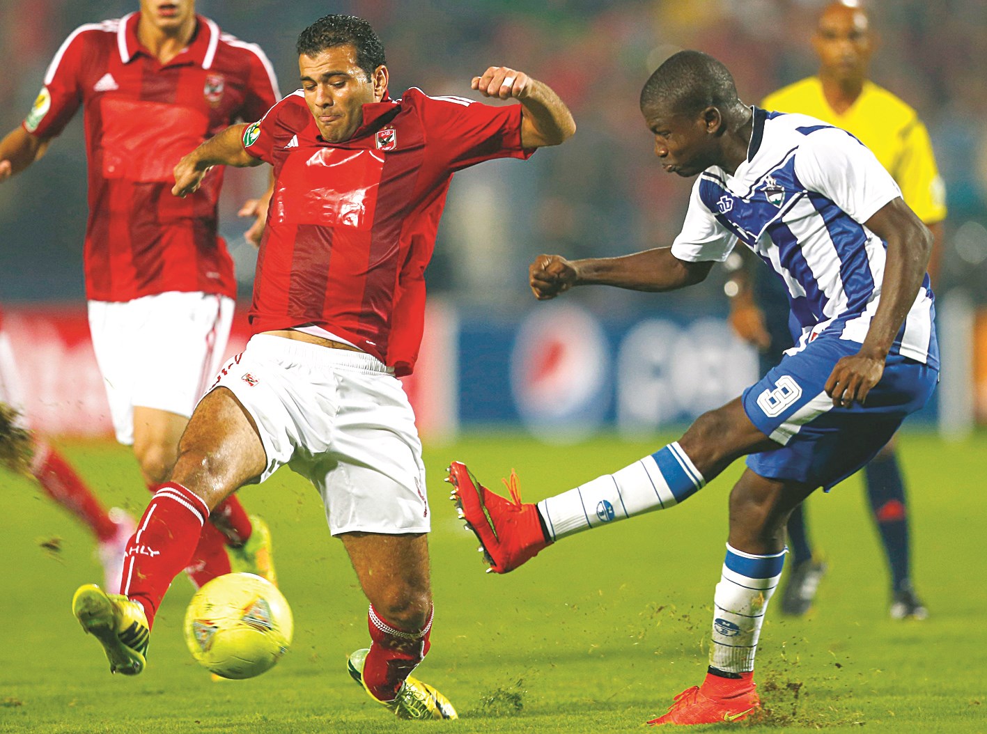 عماد متعب في صراع على الكرة مع لاعب عاجي (رويترز)