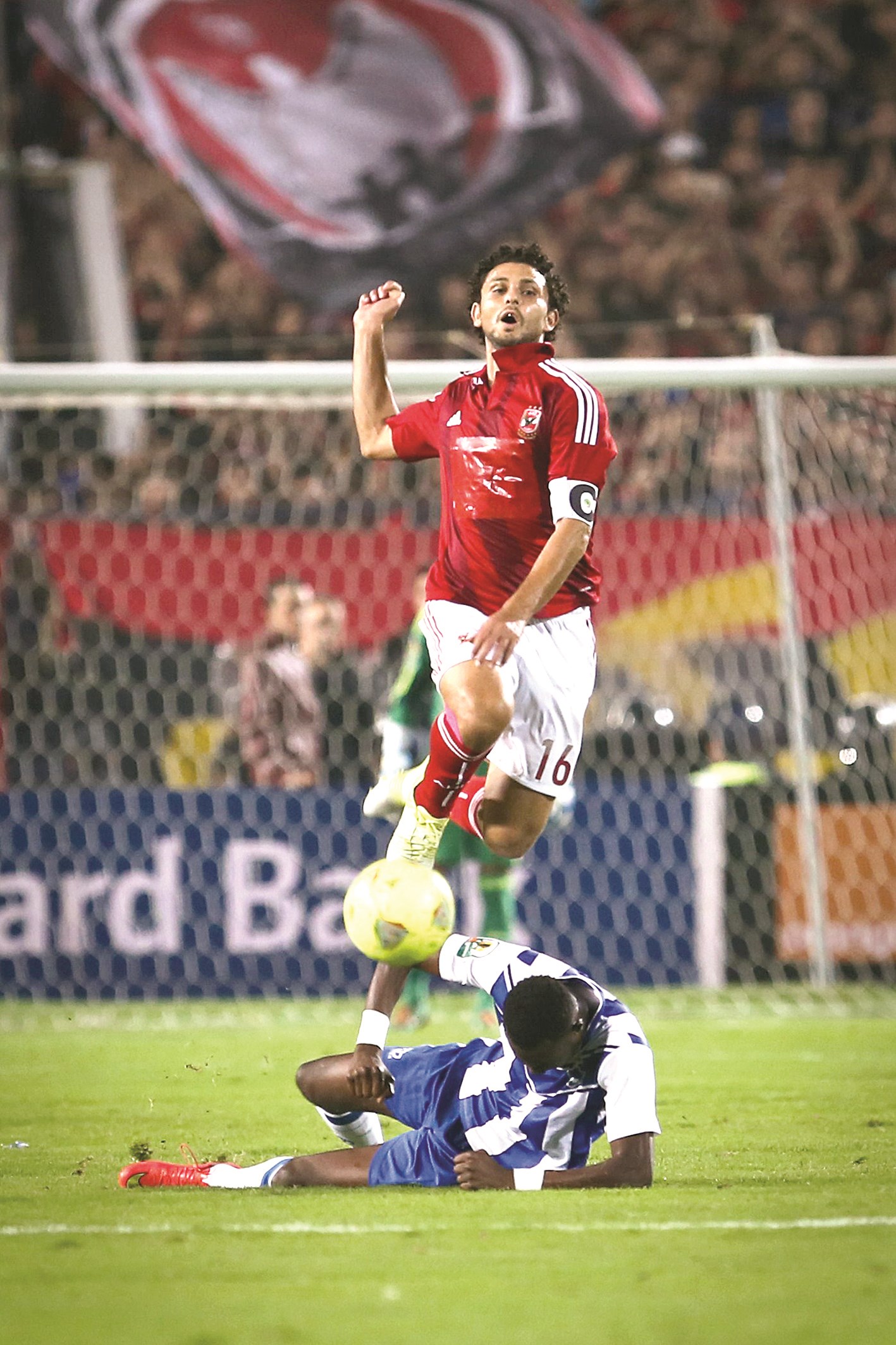 حسام غالي نجم الاهلي يقفز فوق لاعب سيوي سبور (ا ف ب)