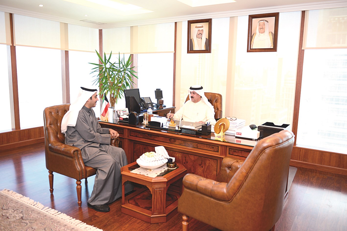 الغريب متحدثاً للزميل محمد صباح  (تصوير أسعد عبدالله)