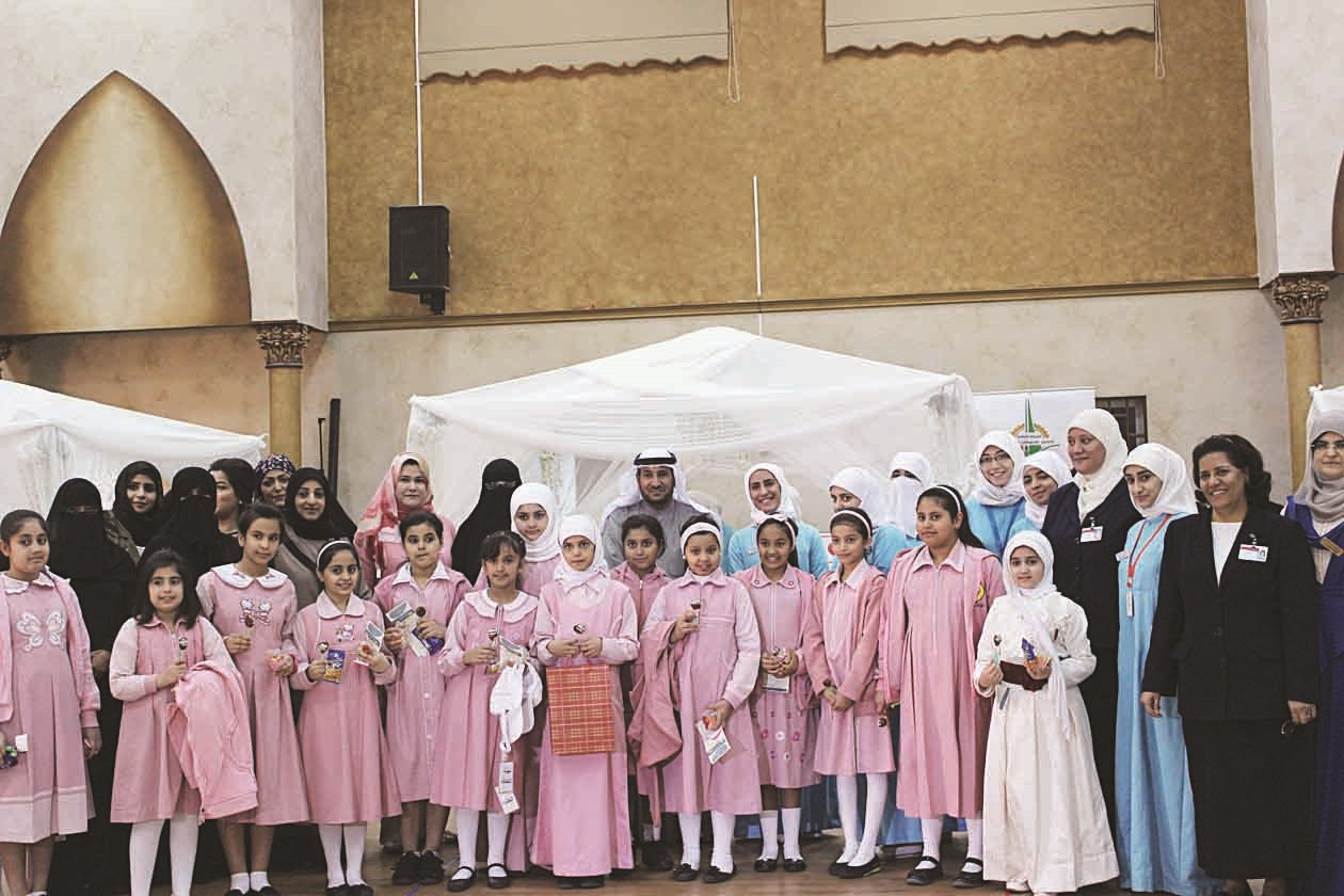 طلق الهيم متوسطاً المعلمات والطالبات