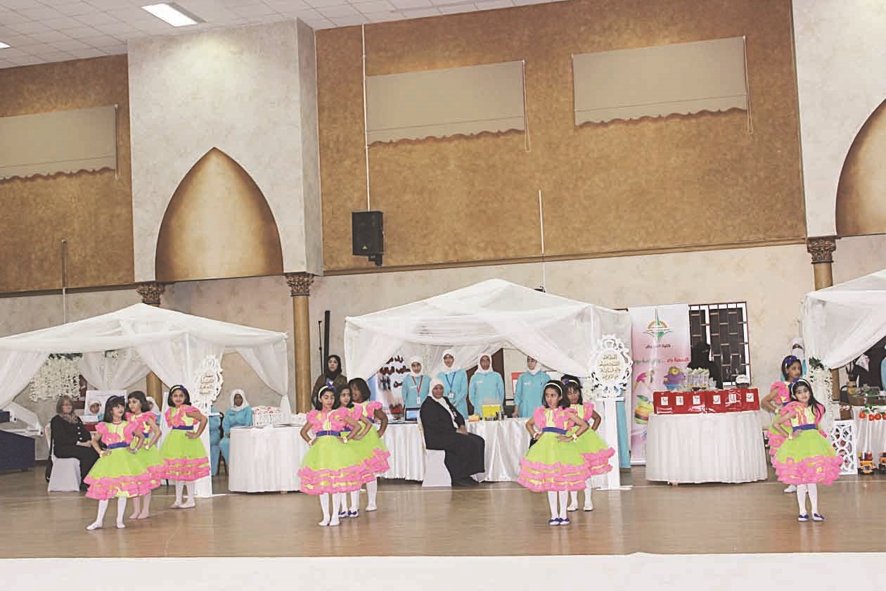 فقرة استعراضية للطالبات