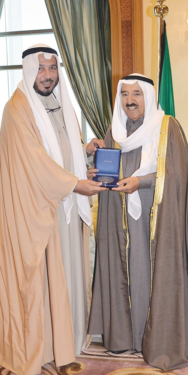 ... ويتسلّم الميدالية من المعتوق