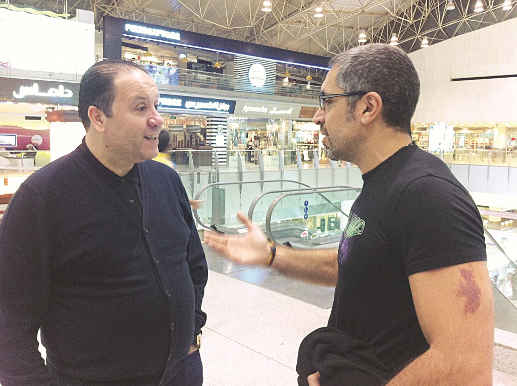 الزميل سهيل الحويك خلال حواره ونبيل معلول في مطار الكويت