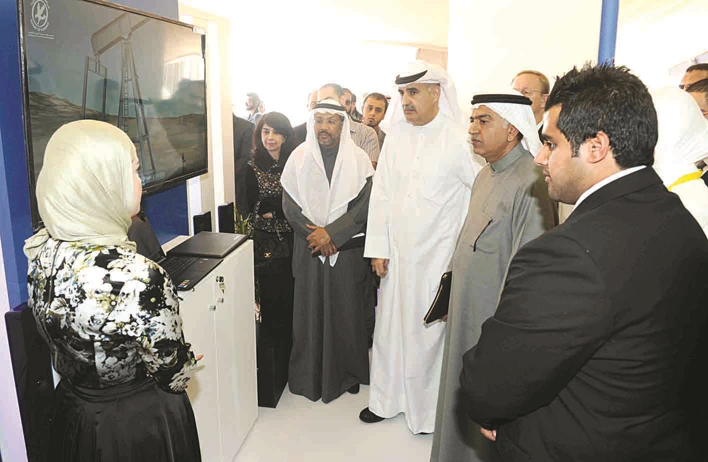 العدساني والمطيري وهاشم في جولة على المعرض