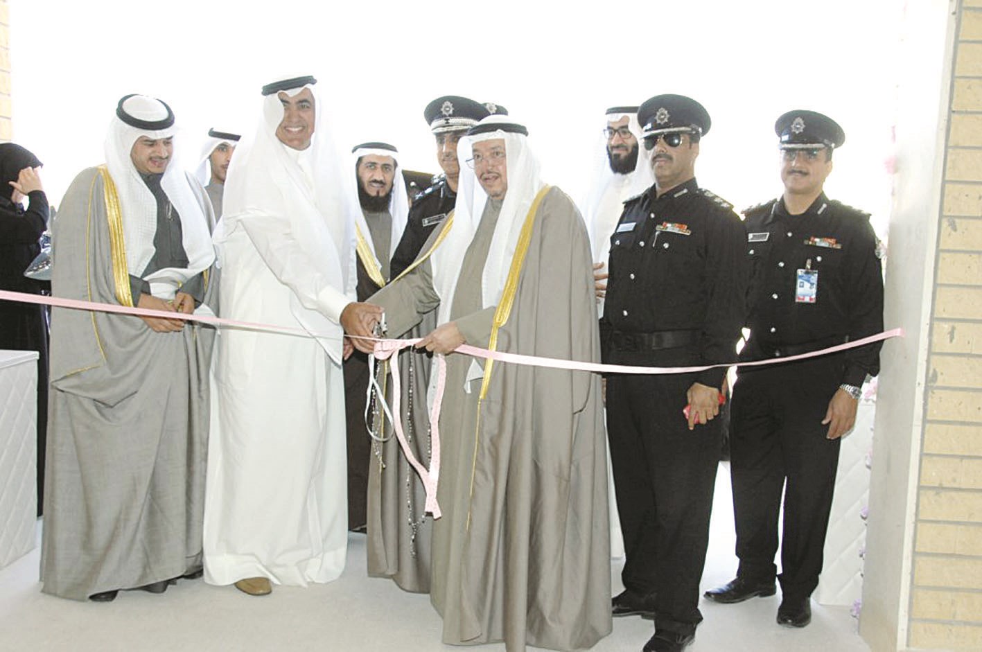 قص شريط الافتتاح