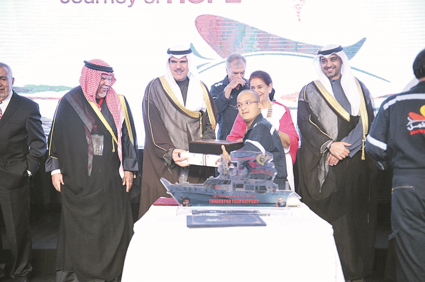 الحمود مكرّماً أحد ذوي الإعاقة