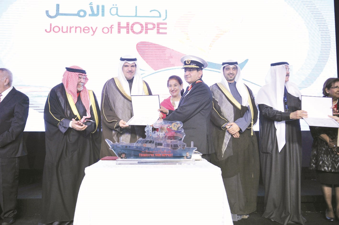 تكريم أحد أفراد طاقم سفينة الرحلة