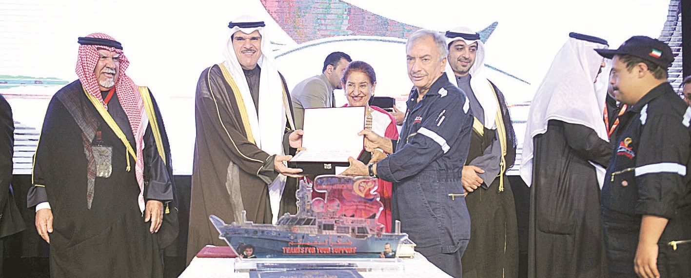 الحمود مكرماً أحد أفراد الطاقم