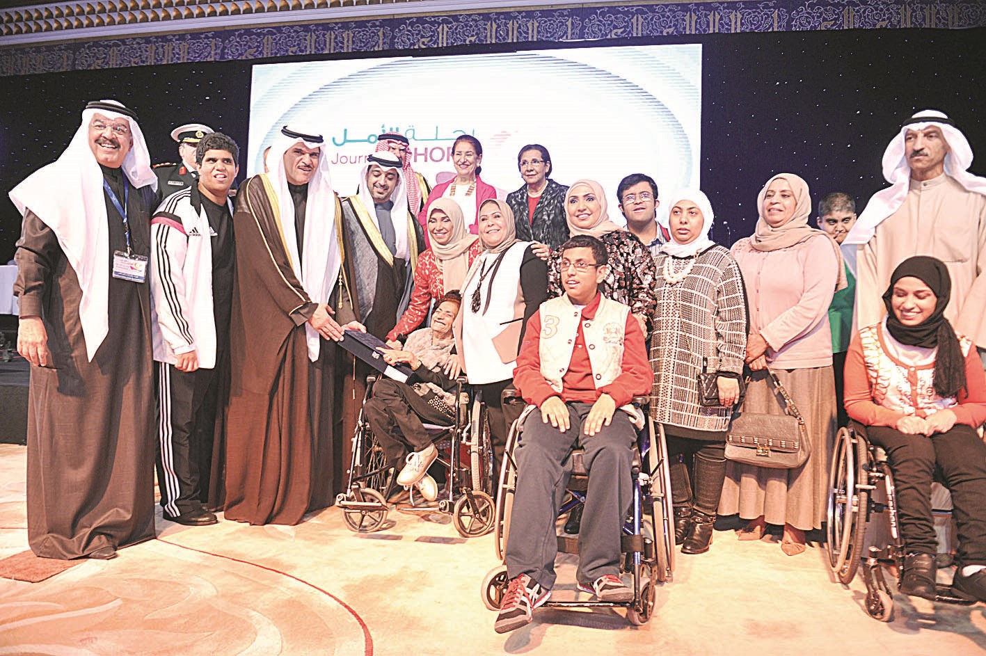 المكرّمون مع الوزيرين الحمود والعبدالله