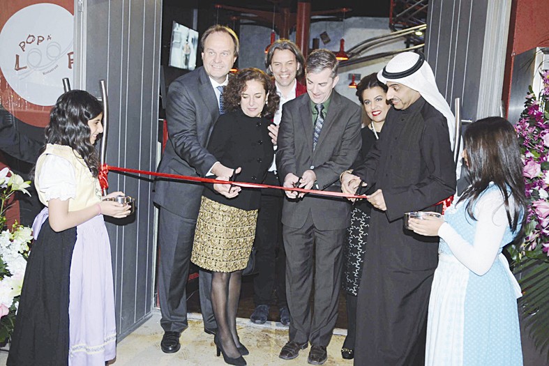 قص شريط الافتتاح