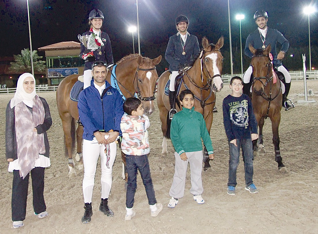 ريم السلطان تكرم الفائزين (تصوير جلال معوض)