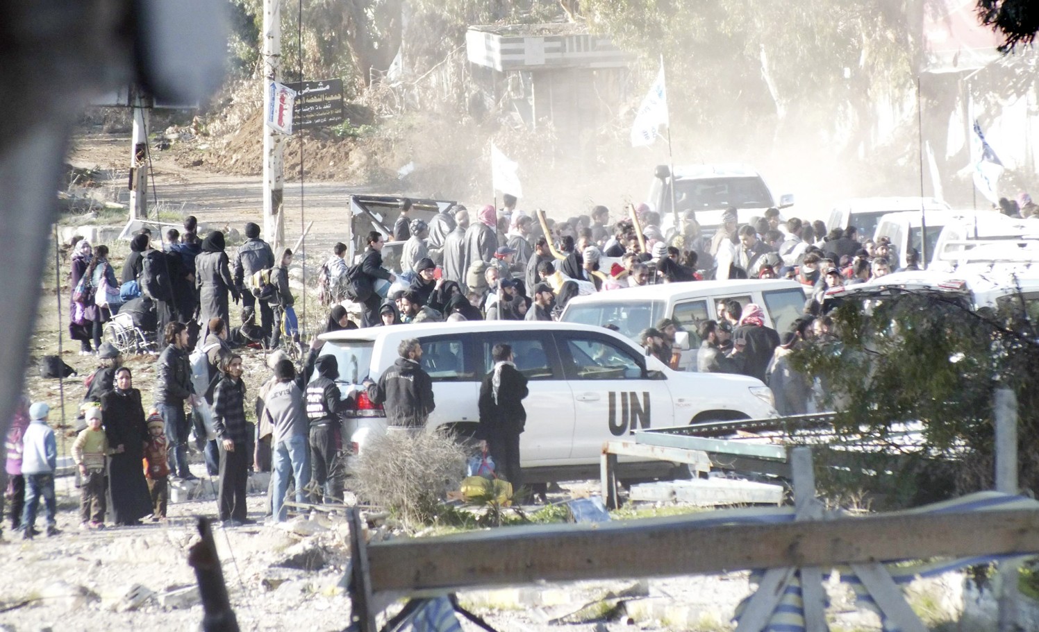 u0645u062fu0646u064au0648u0646 u064au062au062cu0645u0639u0648u0646 u0642u0631u0628 u0633u064au0627u0631u0627u062a u0627u0644u0623u0645u0645 u0627u0644u0645u062au062du062fu0629 u0627u0633u062au0639u062fu0627u062fu0627u064b u0644u0644u062eu0631u0648u062c u0645u0646 u062du0645u0635 (u0631u0648u064au062au0631u0632)