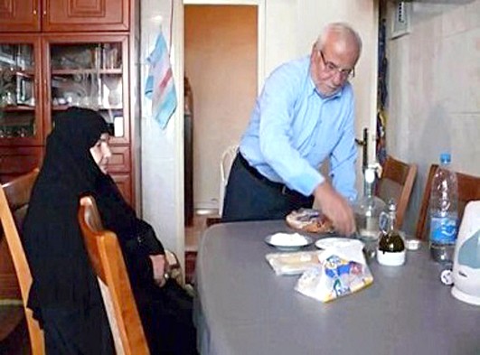 والد نصرالله ووالدته في صورة حديثة