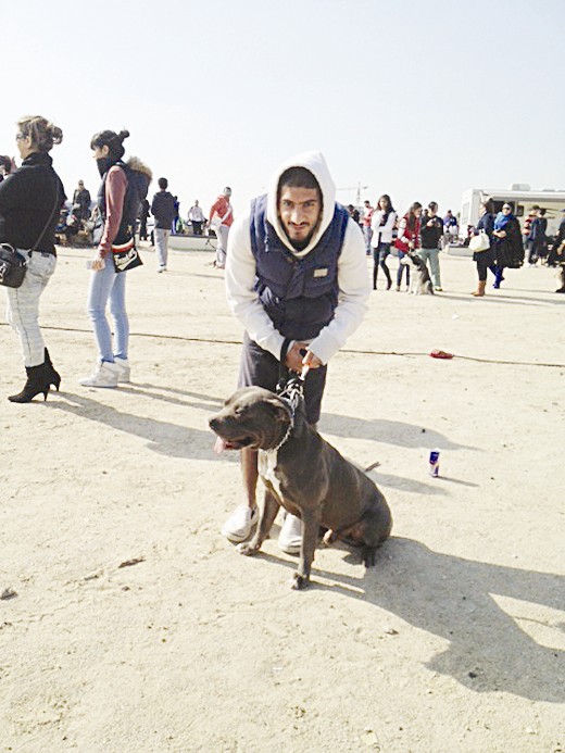 عثمان العوضي مع كلبه «بلو»