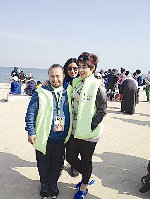 أنوار وإيمان جمعة ومشعل الرشيد المتطوعون من «آيكان»