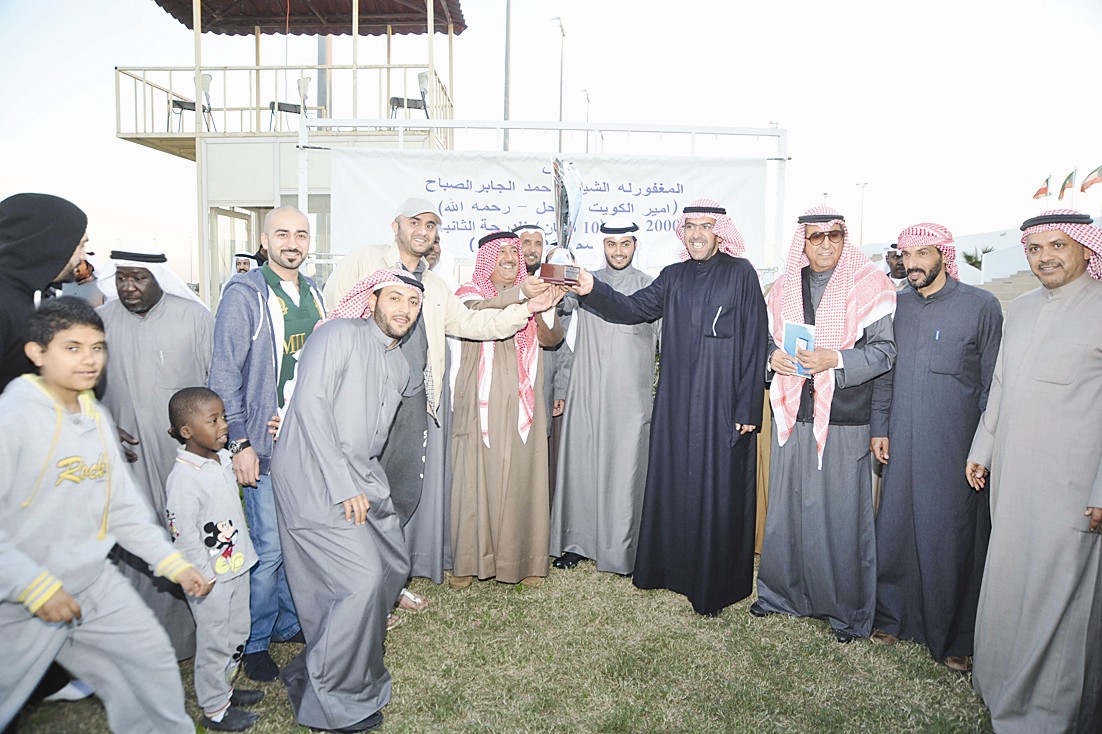 فهد الجابر وضاري الفهد يسلمان كأس أحمد الجابر إلى إسطبل الأبرق