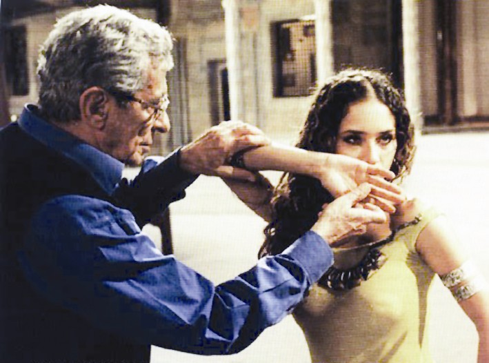 يعطي توجيهاته لنيللي كريم