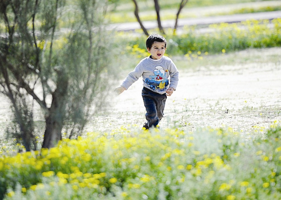 بهجة طفل بقدوم الربيع