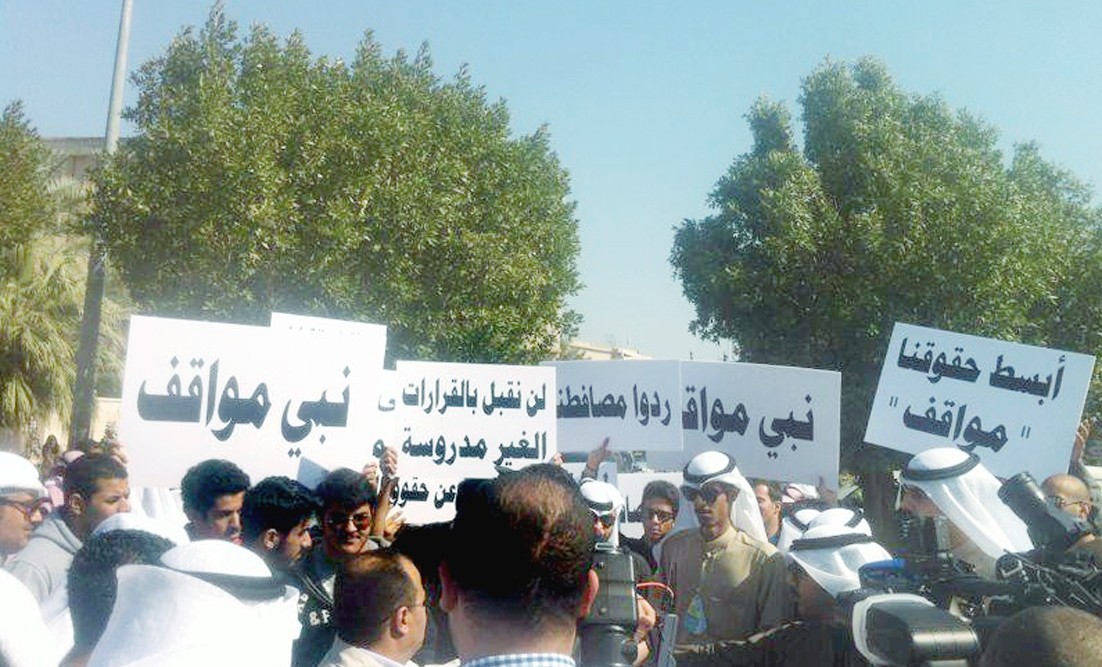 الطلبة المعتصمون يرفعون لافتات مطالبة بتوفير مواقف