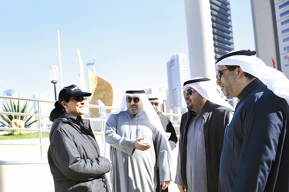 u0623u0645u062bu0627u0644 u0627u0644u0623u062du0645u062f u0648u0623u0639u0636u0627u0621 u0644u062cu0646u0629 u0627u0644u0639u0627u0635u0645u0629 u062eu0644u0627u0644 u0627u0644u062cu0648u0644u0629 (u062au0635u0648u064au0631 u062cu0627u0633u0645 u0628u0627u0631u0648u0646)