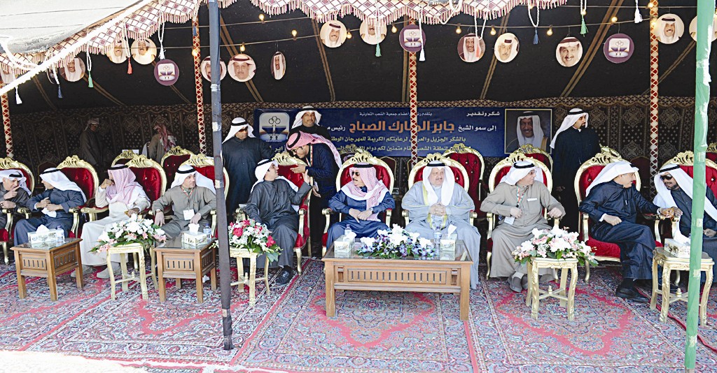 عيسى الكندري وكامل العوضي وعبدالله الفارس مع اللجنة المنظمة وضيوف