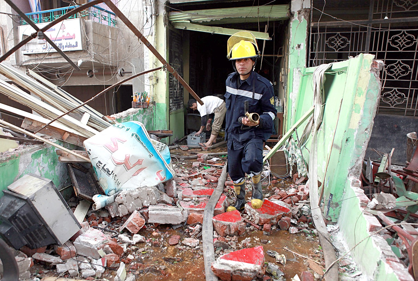 u0631u062cu0644 u0627u0637u0641u0627u0621 u064au0639u0627u064au0646 u0627u062du062f u0627u0644u0645u0642u0627u0647u064a u0627u0644u0630u064a u0627u0646u0641u062cu0631u062a u0628u062fu0627u062eu0644u0647 u0627u0646u0628u0648u0628u0629 u063au0627u0632 u0641u064a u062du064a u0627u0644u0648u0631u0627u0642 u0641u064a u0627u0644u0642u0627u0647u0631u0629 u0627u0648u0644 u0645u0646 u0623u0645u0633 (u0627 u0628)