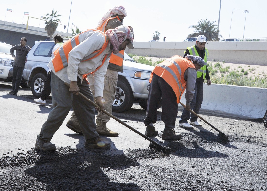 جانب من أعمال فرش الاسفلت