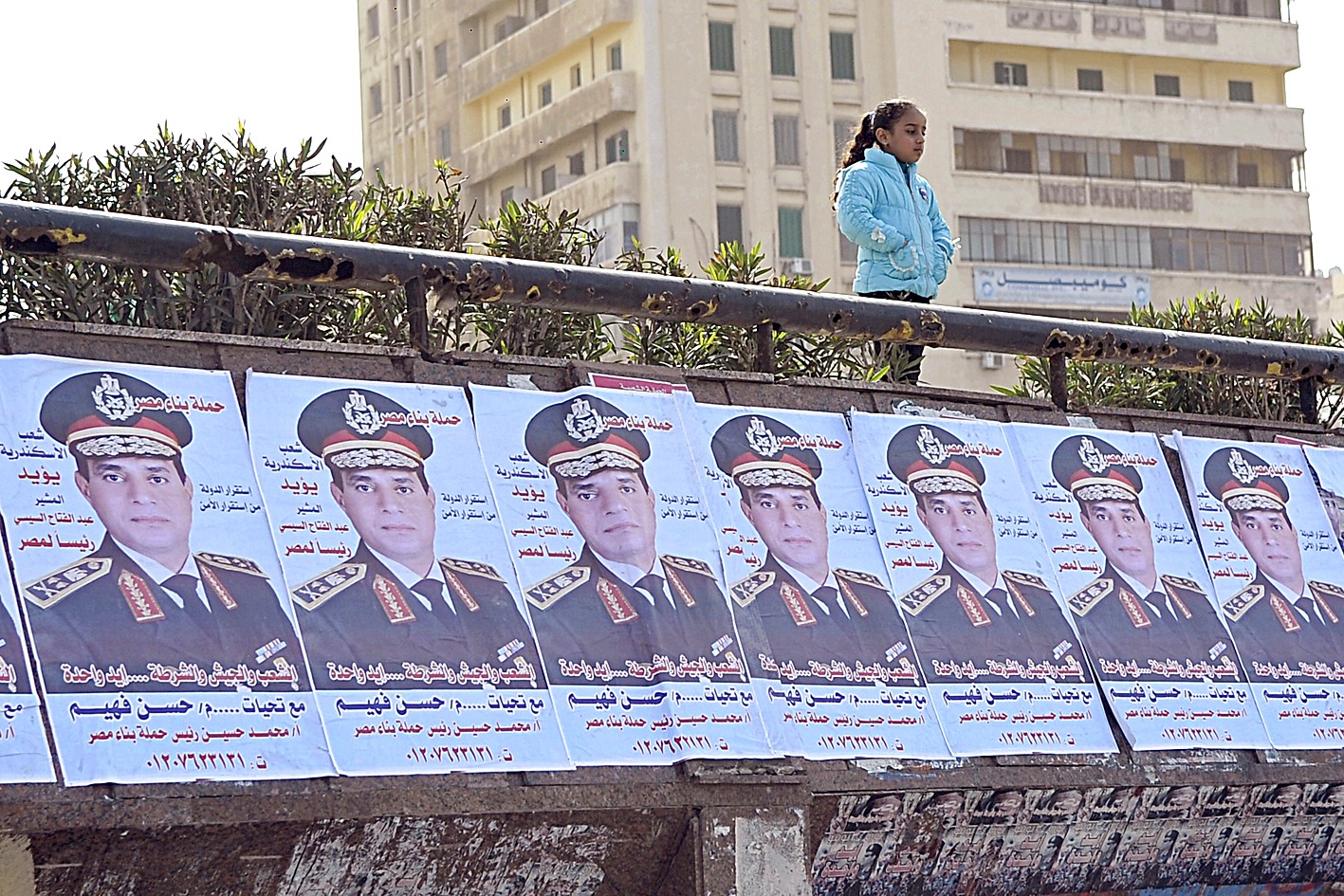 u0637u0641u0644u0629 u062au0642u0641 u0641u0648u0642 u062cu0633u0631 u0639u0644u064au0647 u0635u0648u0631 u0644u0644u0633u064au0633u064a u0641u064a u0627u0644u0625u0633u0643u0646u062fu0631u064au0629 ( u0627 u0641 u0628)