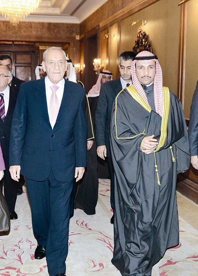 الغانم مستقبلا بري في مطار الكويت (تصوير زكريا عطية)