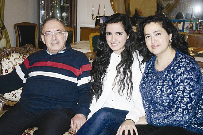 لارا تتوسط والديها