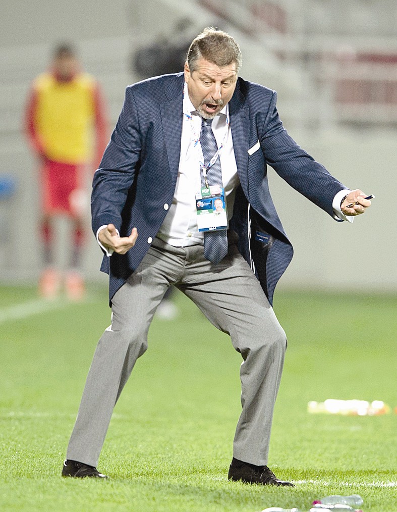 الروماني مارين مدرب «الكويت» منفعلاً من عقم الأداء الكويتاوي