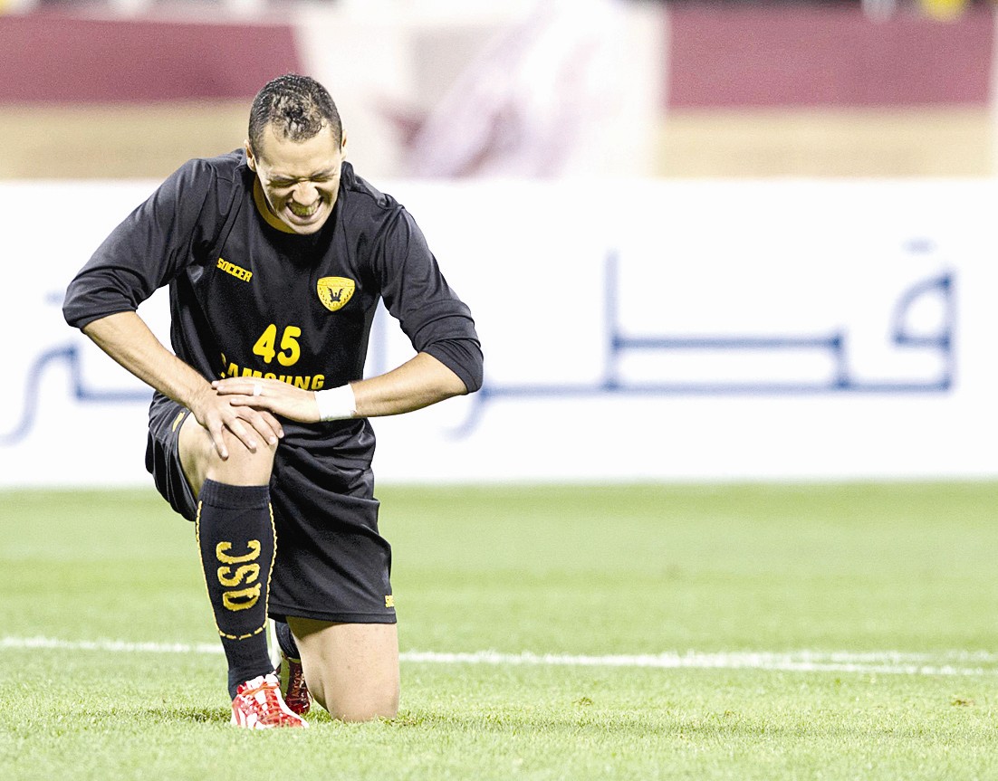 البرازيلي لويس محترف القادسية متأثراً بالهزيمة (الأزرق دوت كوم)