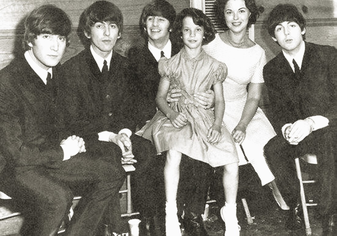 برفقة ابنتها لوري وأعضاء فرقة «بيتل»