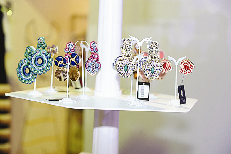 أقراط مميزة من «بوتيكي أون ذا ووك»