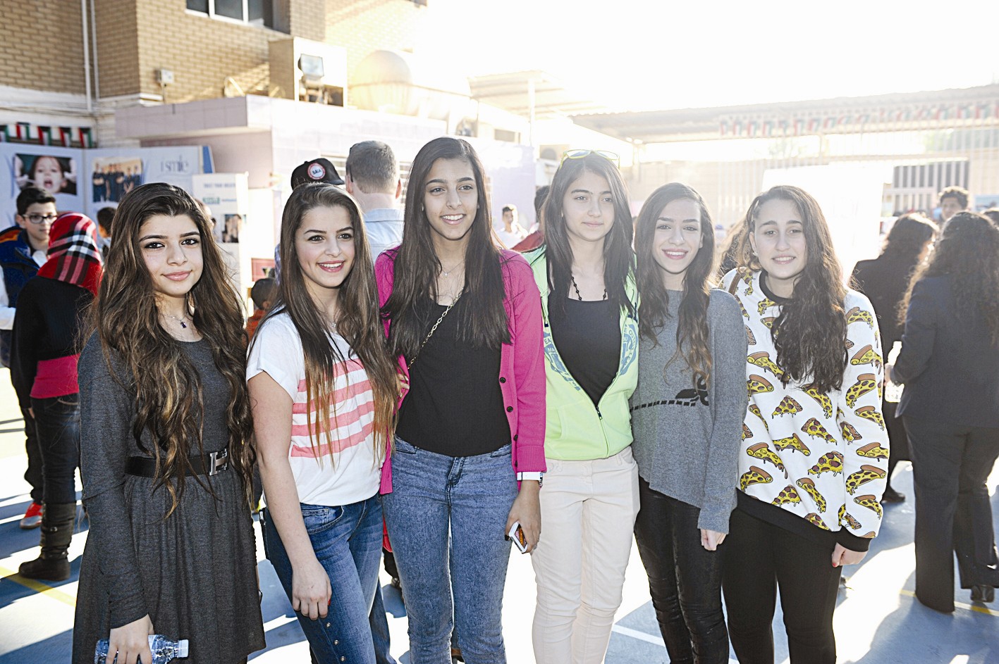 الطالبات في لقطة تذكارية