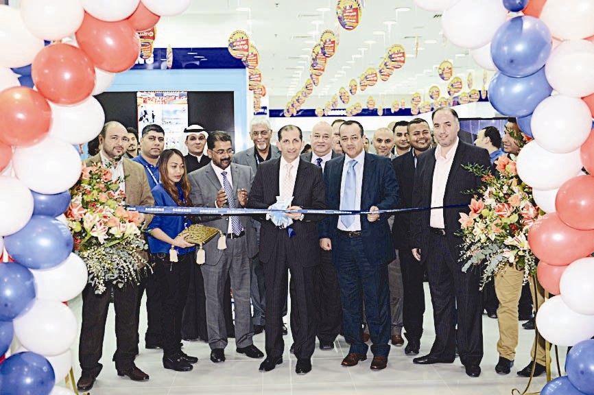 بشير والحوراني يقصان شريط الافتتاح (تصوير أسعد عبدالله)