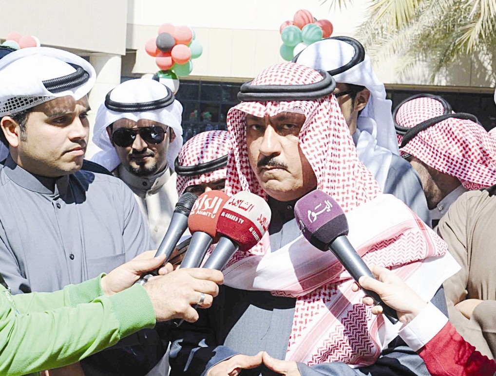 البراك متحدثاً إلى الصحافيين