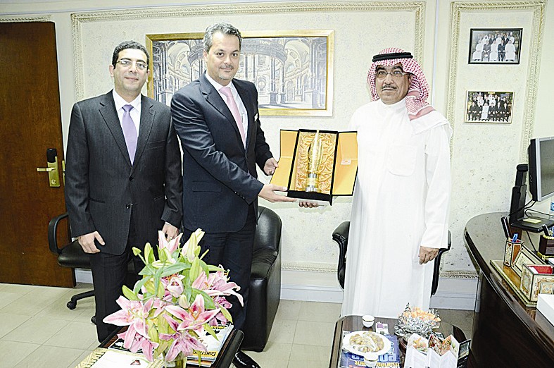 الراشد يقدم هدية تذكارية لإدارة فندق دار التوحيد