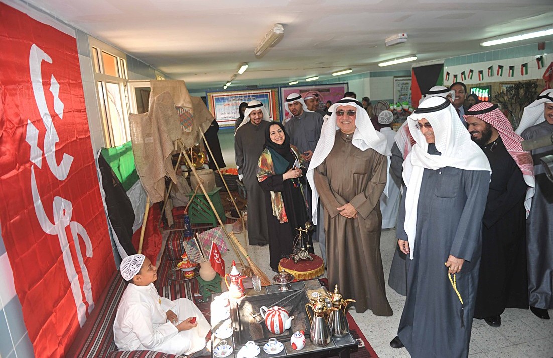 الوزير يطلع على فعاليات الاحتفالية (تصوير نور هنداوي)