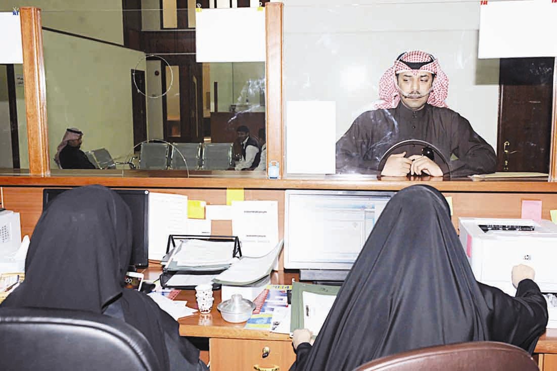 مراجع وموظفتان