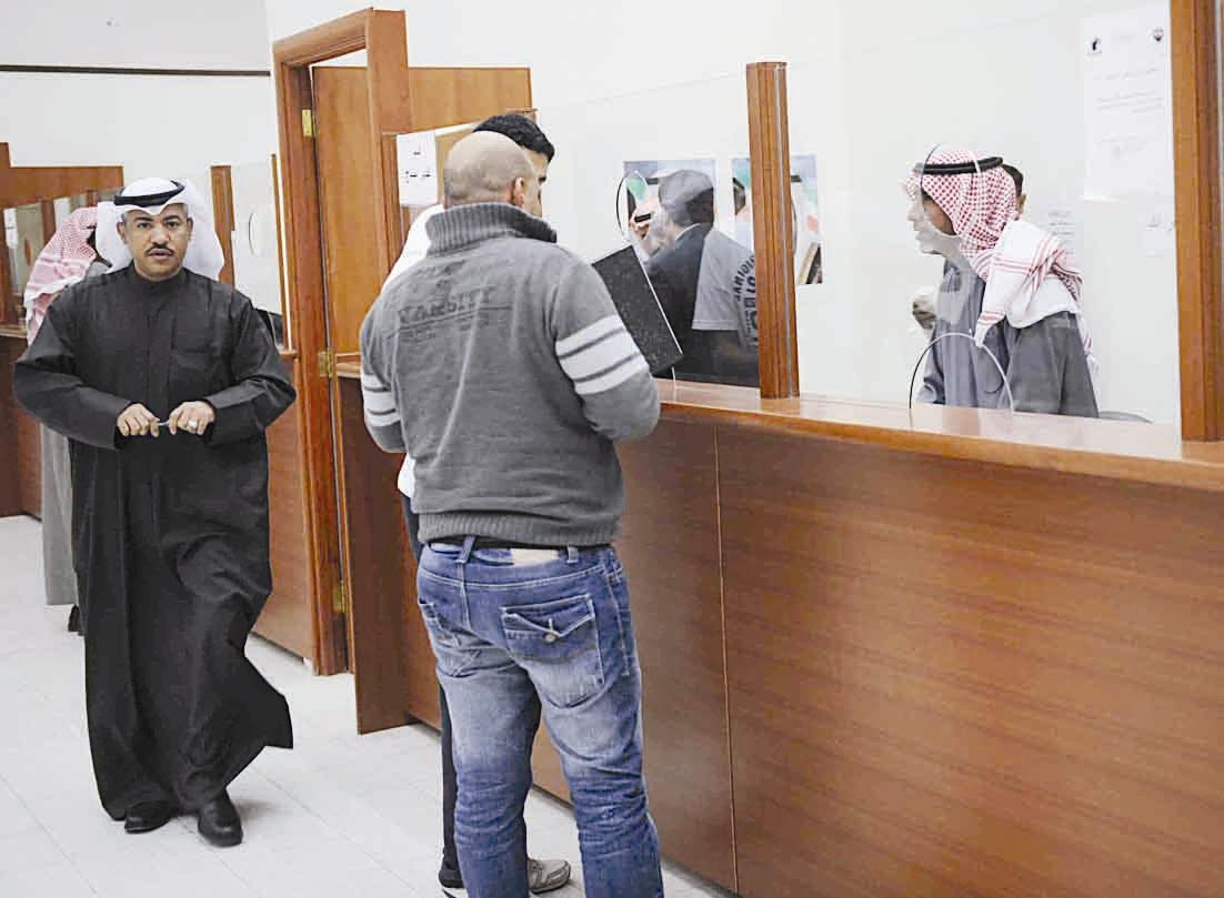 المعاملة لا تستغرق أكثر من 5 دقائق (تصوير جلال معوض)