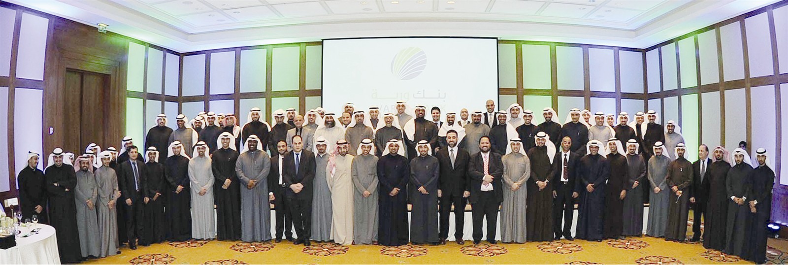 الجسار متوسطاً مسؤولي وموظفي البنك