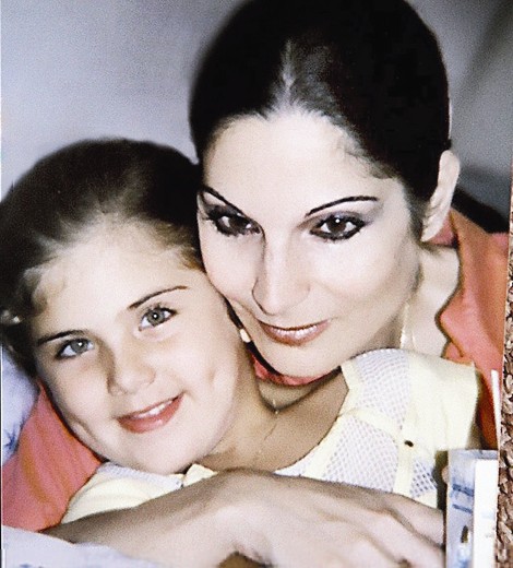 مع والدتها الراحلة سلوى القطريب