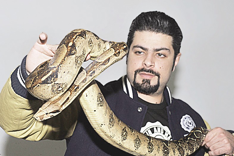 يداعب الاناكوندا