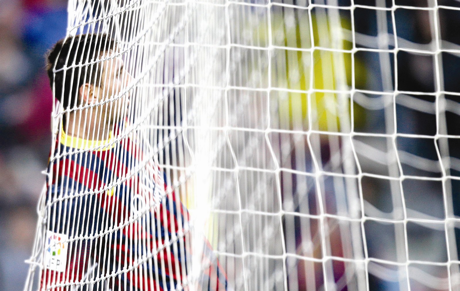 ميسي في الشباك بعد اضاعته فرصة سهلة امام مرمى فالنسيا (ا ف ب)